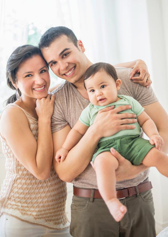 Familia joven, sonriente, juntos