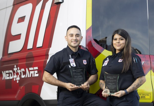 Edgar González, EMT-Basic, y Brooklyn Avila, EMT-Basic, reciben su premio Hometown Heroes