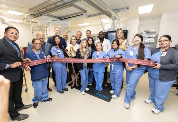 el personal médico corta la cinta en la ceremonia de apertura del laboratorio de cateterismo cardíaco