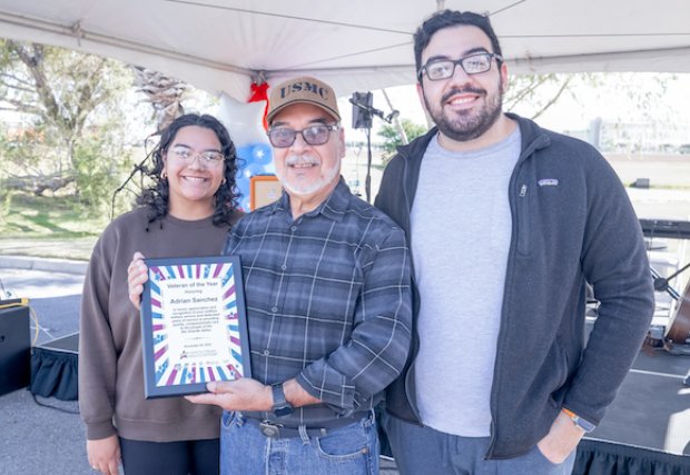 Adrián Sánchez aceptando su premio Veterano del Año