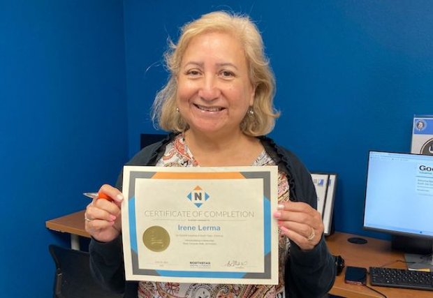 Irene Lerma sosteniendo su certificado de finalización