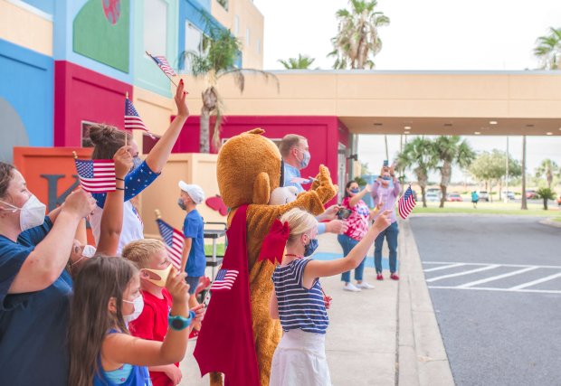 Los niños del South Texas Health System se asocian con el Truck Club local y la ciudad de Edinburg para el desfile especial del 4 de julio