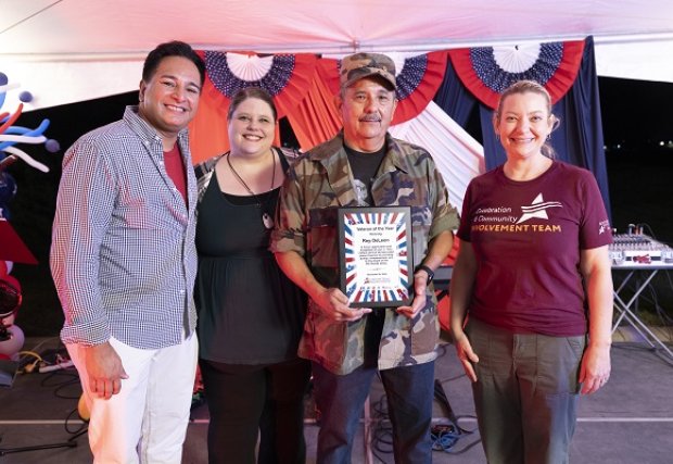 Reymund DeLeon receiving veteran of the year award
