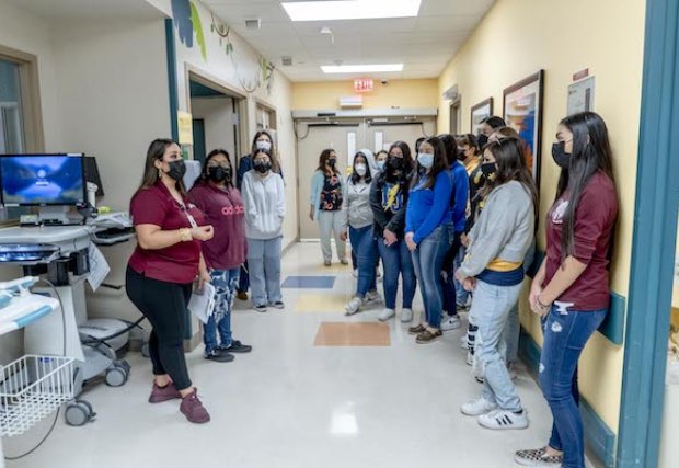 Empleados del sistema de salud del sur de Texas se reúnen con estudiantes de atención médica de PSJA ISD para ofrecer asesoramiento profesional