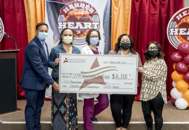 South Texas Health System Heart dona las ganancias de Heroes With Heart 5K al fondo de becas Stars