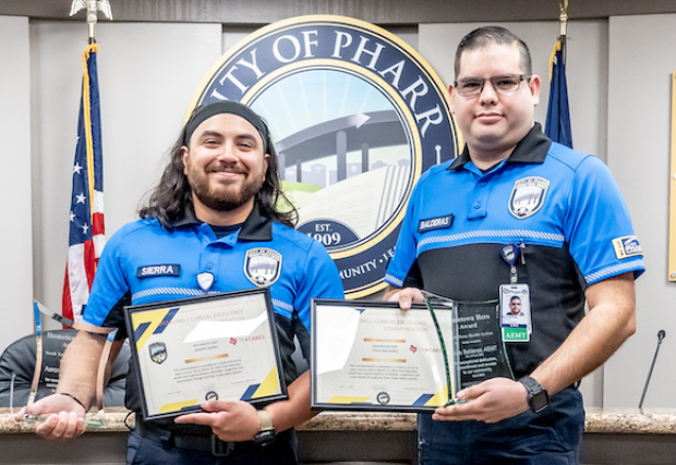 El Sistema de Salud del Sur de Texas reconoce a dos socorristas de emergencias médicas de la ciudad de Pharr con su premio Hometown Heroes