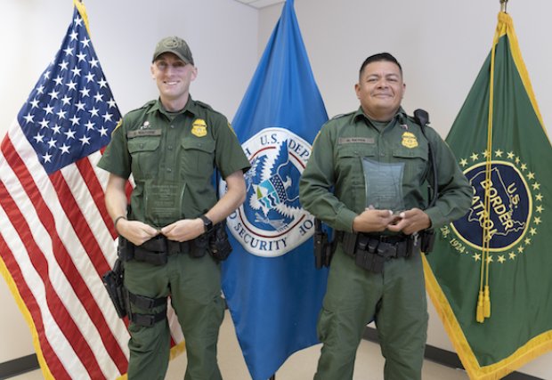 South Texas Health System reconoce a los agentes de Aduanas y Protección Fronteriza de EE. UU. Con el premio Hometown Heroes