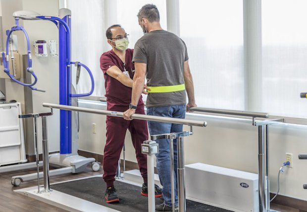 Un paciente recibiendo fisioterapia.