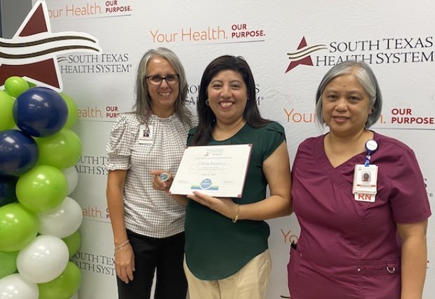 Gloria Ramírez recibe su diploma APRENDE