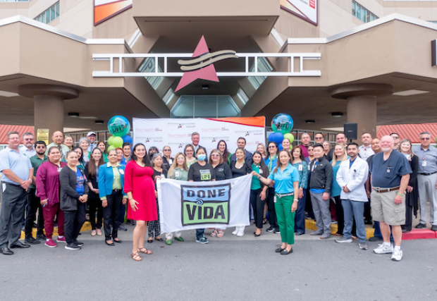 El Sistema de Salud del Sur de Texas McAllen Celebra a los Donantes de Órganos Locales Durante la Ceremonia Especial de Izamiento de la Bandera Done Vida