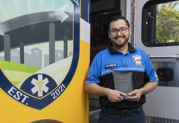 El Sistema de Salud del Sur de Texas reconoce al paramédico de EMS de la ciudad de Pharr con el premio Hometown Heroes