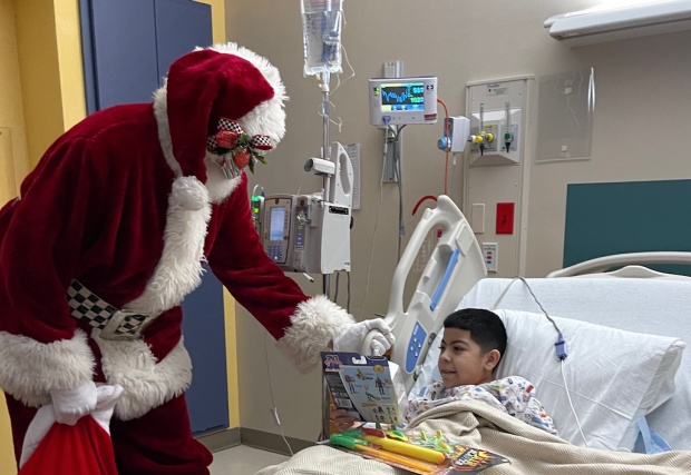 Santa trae alegría a un paciente en el Sistema de Salud del Sur de Texas, Edinburg, Texas