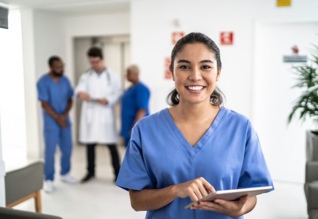 Un médico residente sonriendo a la cámara.