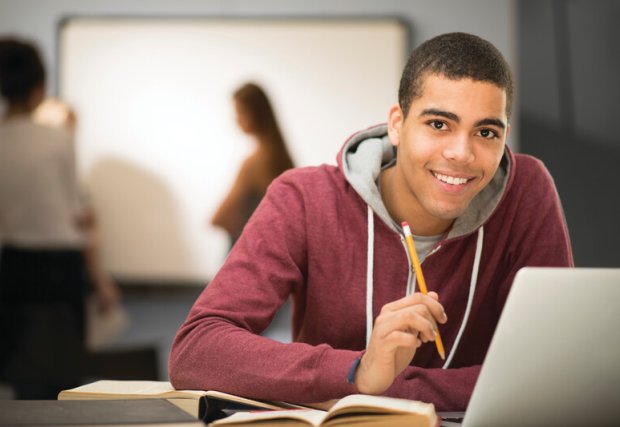 Estudiante adulto feliz en clase