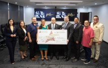 Los equipos de STHS McAllen y South Texas College sosteniendo el cheque grande