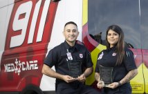 Edgar González, EMT-Basic, y Brooklyn Avila, EMT-Basic, reciben su premio Hometown Heroes