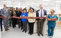 Ceremonia de corte de cinta en la Gran Inauguración de la Expansión de Servicios de Laboratorio de STHS Edinburg