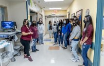 Empleados del sistema de salud del sur de Texas se reúnen con estudiantes de atención médica de PSJA ISD para ofrecer asesoramiento profesional