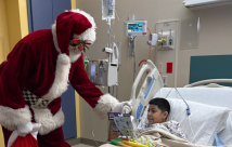 Santa trae alegría a un paciente en el Sistema de Salud del Sur de Texas, Edinburg, Texas