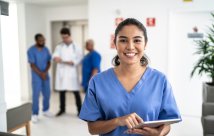 Un médico residente sonriendo a la cámara.