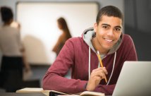 Estudiante adulto feliz en clase