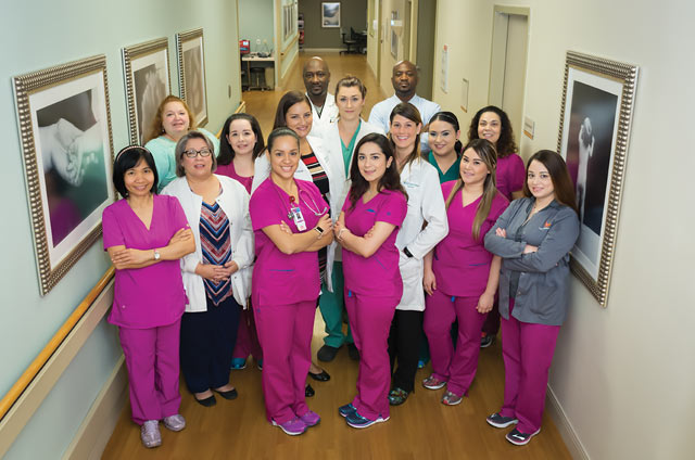 El personal médico y administrativo de The Women's Corner - cuidando a generaciones de mujeres en el Valle.